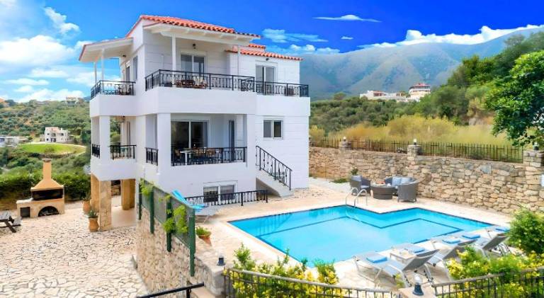 Villa with yard, private pool & barbecue | Water view | Perfect for remote work — photo 3