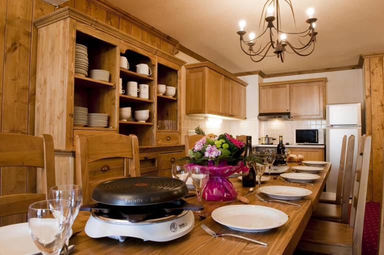 Wifi, 300m from resort center, swimming pool, sauna, fireplace or stove, tv, ski locker, 98m² in Montvalezan