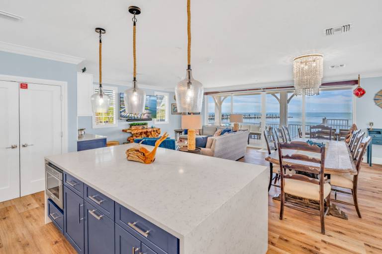 Emerald Shores – Luxury Oceanfront Rental, Heated Pool & Private Dock. Pets Welcome! — photo 4