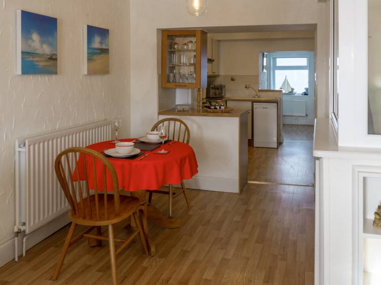 Cottage with BBQ & yard | Beach view — photo 5