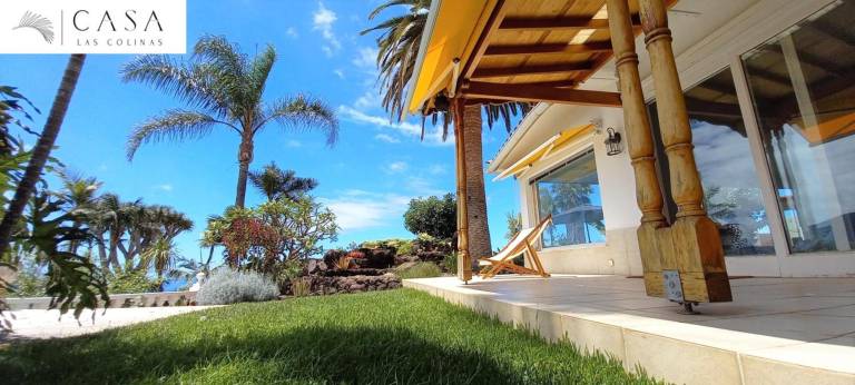 Villa with yard, terrace & barbecue | Sea view — photo 2