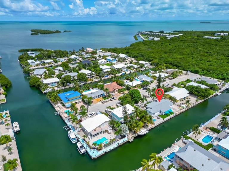 Vacation home with private pool & barbeque | Water view — photo 3