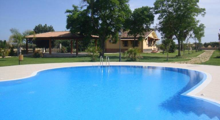 Farm with garden, pool & patio | Pets allowed — photo 2