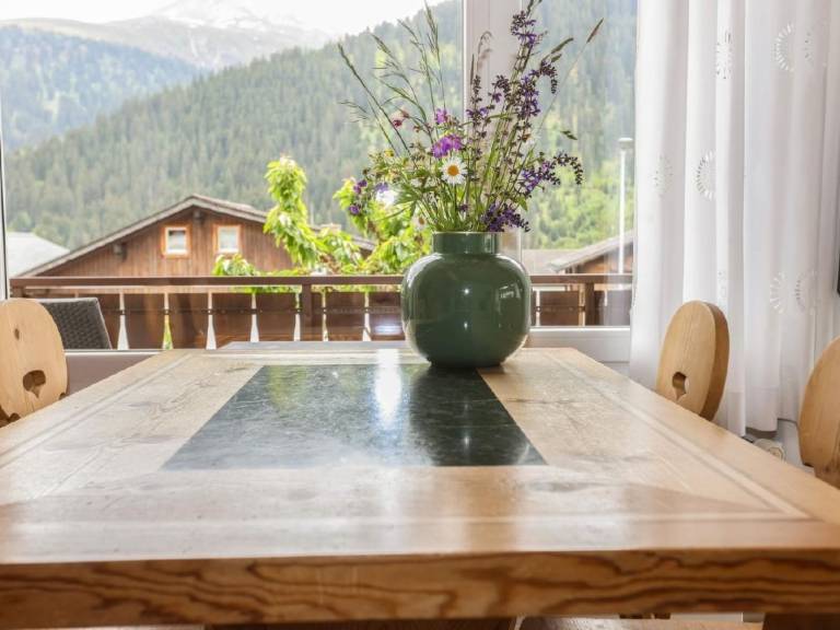 Fully equipped rental apartment with yard | Mountain view | Close to the ski | Pet-friendly — photo 3