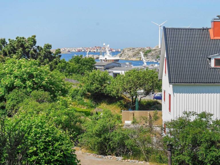 Beautiful house with terrace in Klaedesholmen
