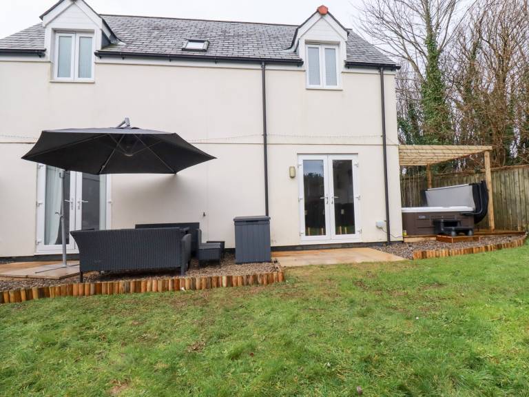 Children-friendly charming cottage with hot tub & yard | Pets allowed — photo 3