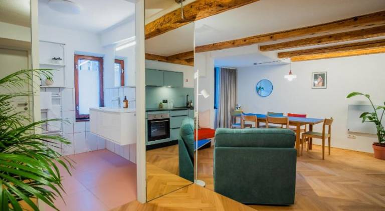 Apartment with patio | Close to Goldenes Dachl — photo 3