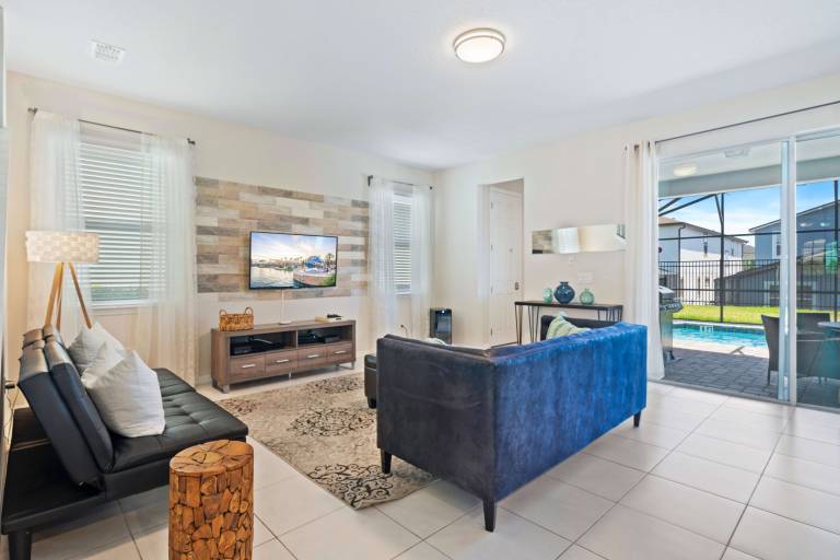 Villa with hot tub, private pool & grill — photo 2