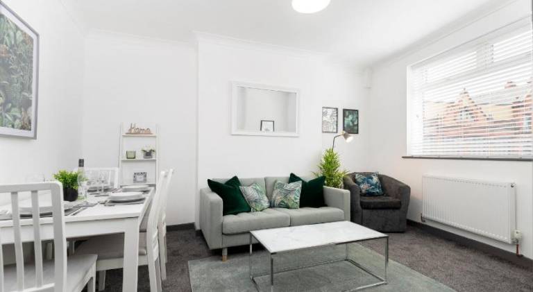 Modern centrally located 3 bed property with TVs in each bedroom super fast WiFi and crisp white hot in Darlington
