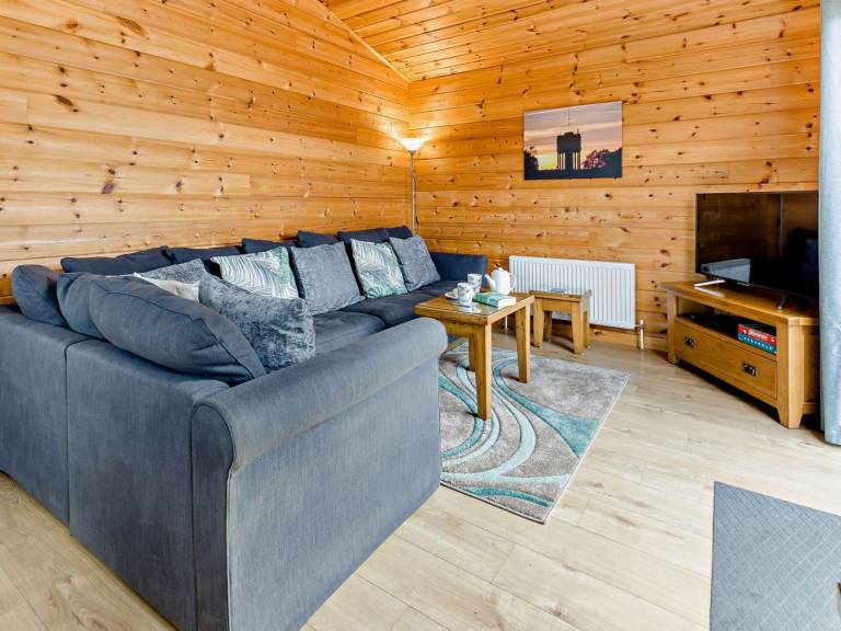 Lodge with yard, hot tub & BBQ — photo 4