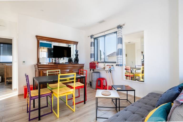 T3 Cros De Cagnes Beachfront Apartment with Private Terrace, Wi-Fi & Air Conditioning — photo 3