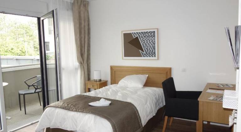 Serviced apartment with terrace, yard & pool — photo 2