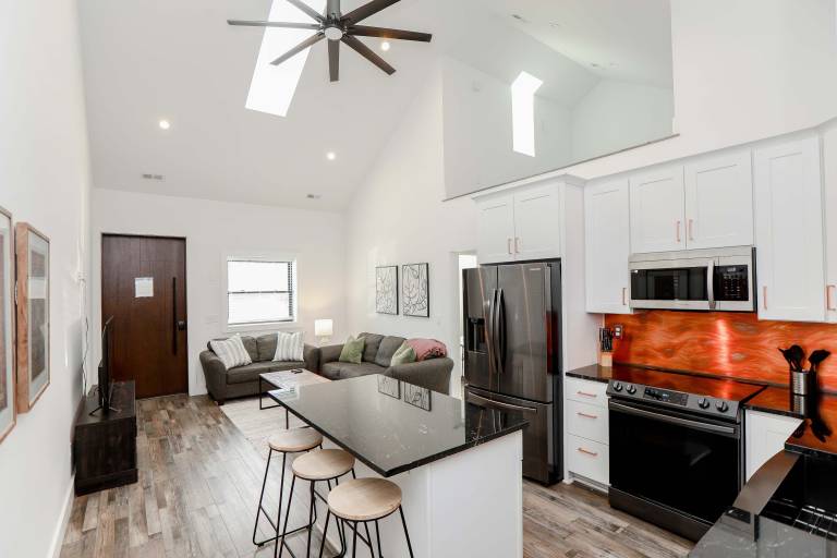 Family-oriented rental apartment with grill, yard & fast internet | Sea view | Next to the beach | Pets allowed — photo 3