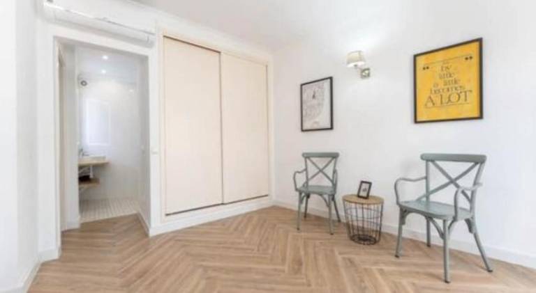 Charming 3 level house in Lagos center great balcony views and near beach — photo 5
