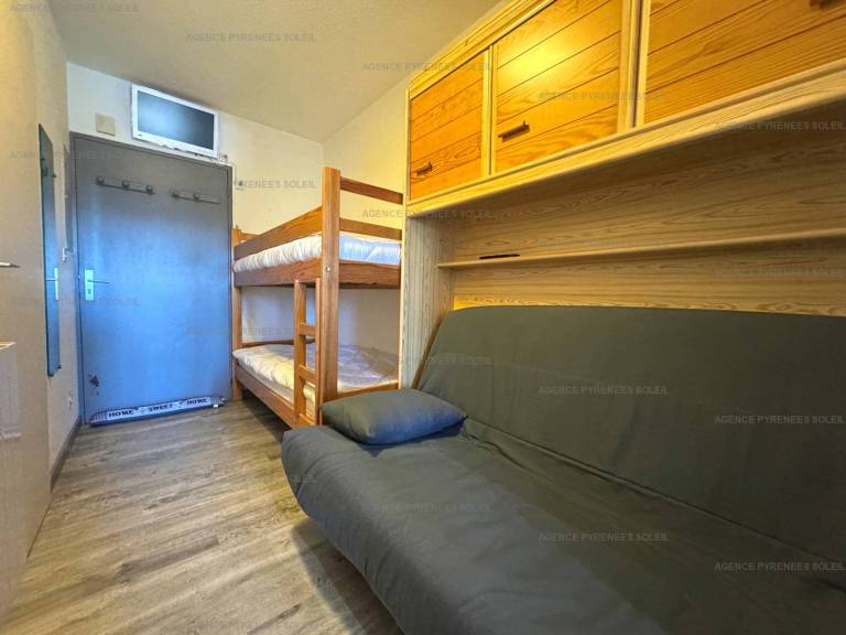 Studio cabin sleeps 4 in the heart of the station, south-facing terrace — photo 5