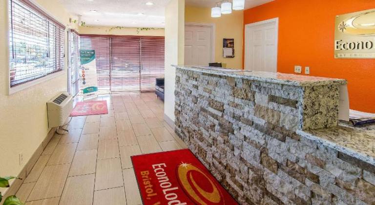 Econo Lodge Near Motor Speedway — photo 5