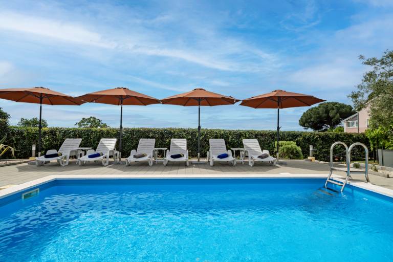 Villa with barbeque, terrace & pool | Sea view — photo 5