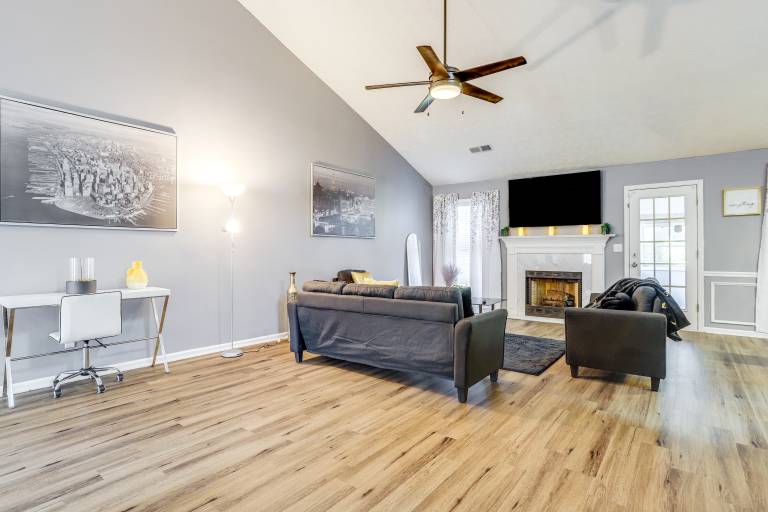 Close to Shopping: Pet-Friendly Lawrenceville Home — photo 4