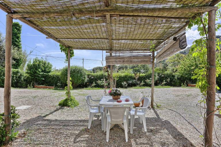 Holiday apartment with patio, barbecue & garden — photo 2