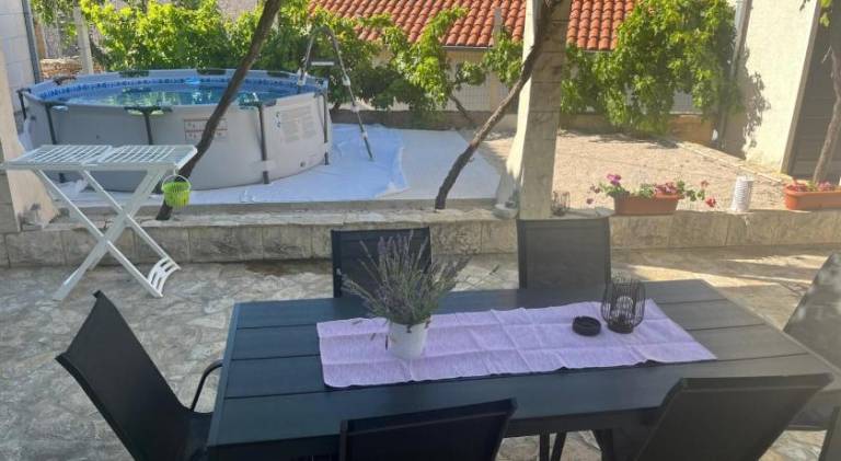 Vacation home with pool | Pet-friendly — photo 5