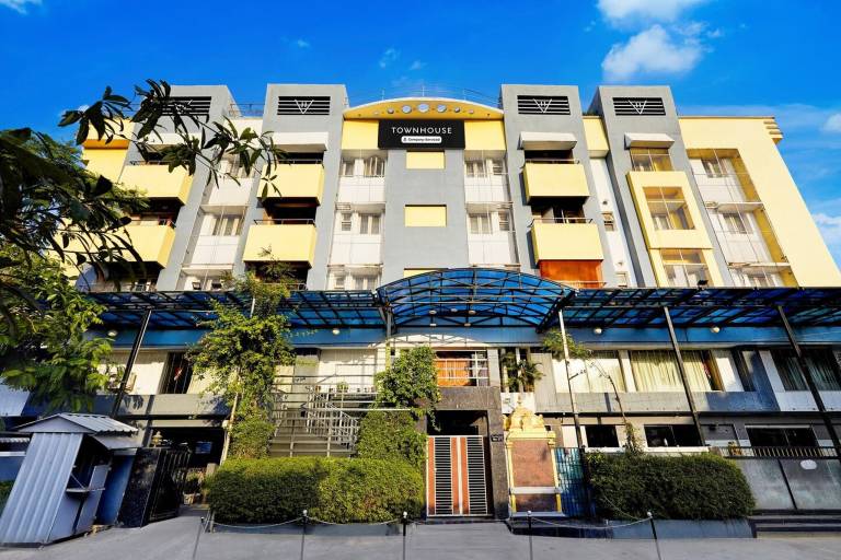 Super Townhouse Pallikarani Near Balaji Dental College