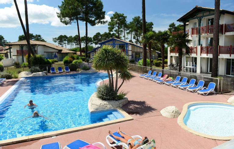 Children-friendly holiday park with patio, garden & pool | Dogs allowed — photo 2