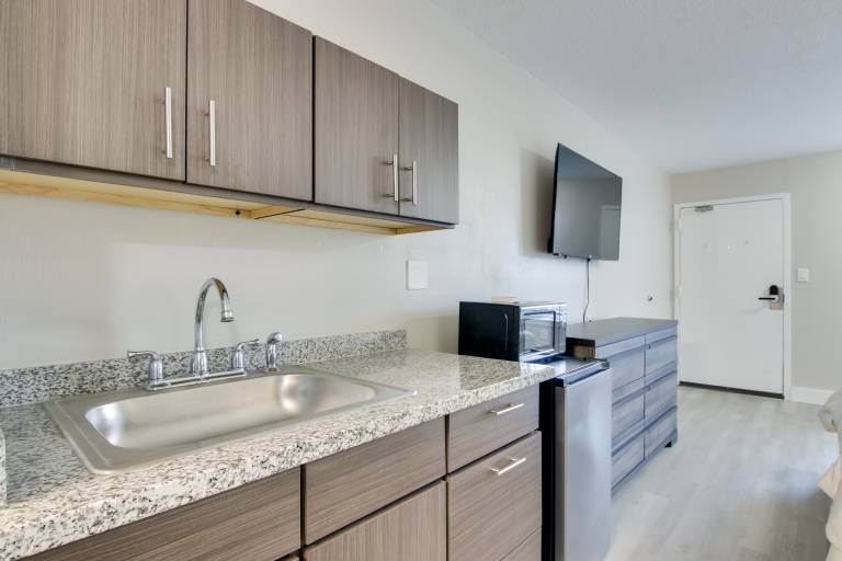 Near Hospitals & Dwtn: Stylish Charlotte Studio — photo 4