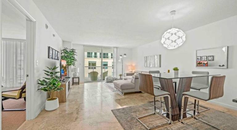 Apartment with pool & hot tub in Miami, FL
