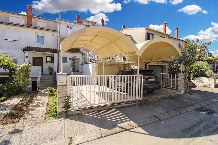 Holiday apartment with terrace in Pula