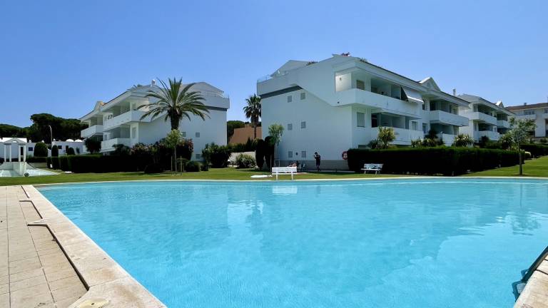 Fully equipped rental apartment with patio, pool & garden | Pet-friendly — photo 2