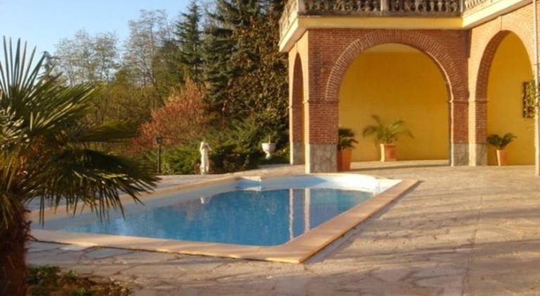 House with pool in Dogliani