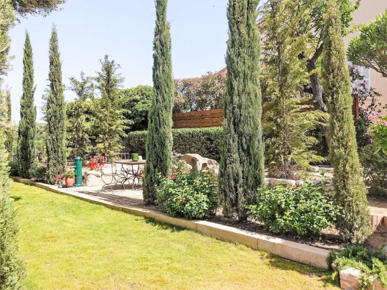 Holiday apartment with pool, terrace & garden — photo 4