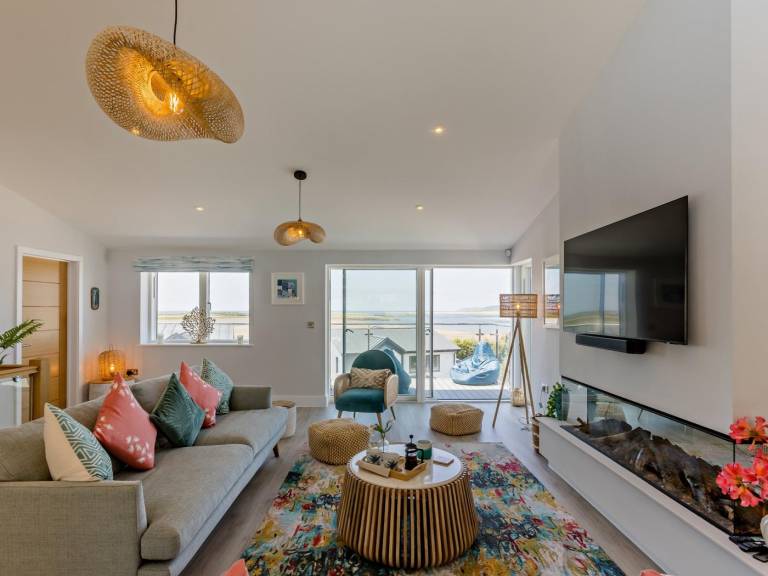Cottage with terrace, hot tub & garden | Water view — photo 3