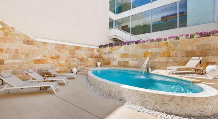 Serviced apartment with pool, yard & patio — photo 4