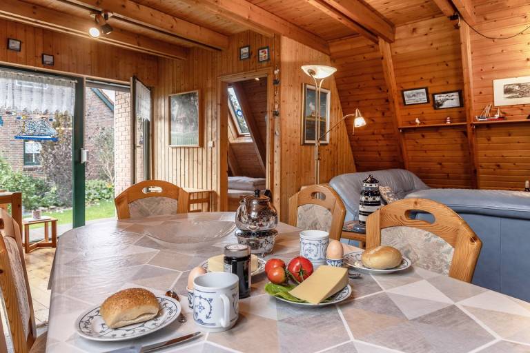 Komfortables Nurdach-Ferienhaus mit eingezäuntem Grundstück und Spielturm. Ein Schlafzimmer im Erdgeschoss, weitere im Obergeschoss. Für bis zu 6–7 Personen. — photo 3