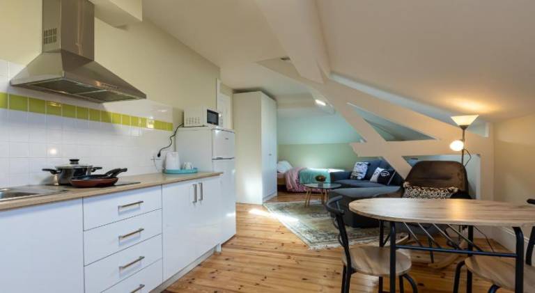 Holiday apartment with yard, patio & barbecue | Close to Monastery of Santa Cruz | Perfect for remote work | Dogs allowed — photo 3