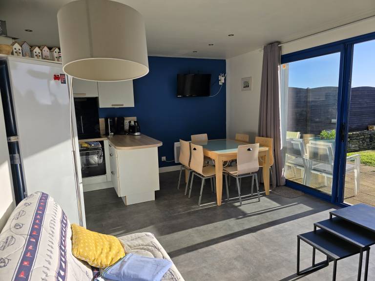 Fully equipped vacation home with heated pool, patio & garden | Sea view | Close to the beach | Pets allowed — photo 4