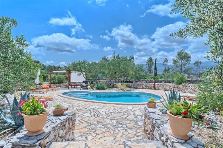 Cottage Lost Paradise - 3 stone houses surrounded by 3000 m2 garden with heated pool by MyWaycation — photo 3
