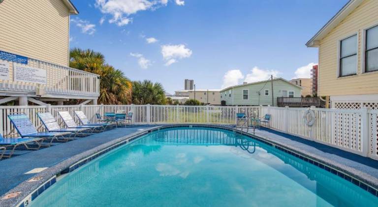 Apartment with pool — photo 4