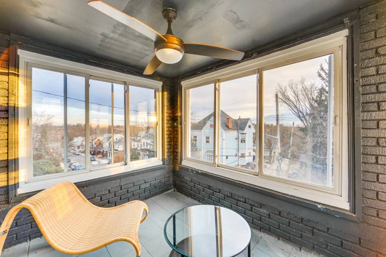 4 Mi to Market Square: Bright Apt w/ Balconies — photo 4