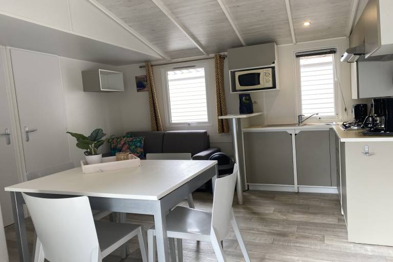 Chalet with patio & pool | Sea view — photo 4