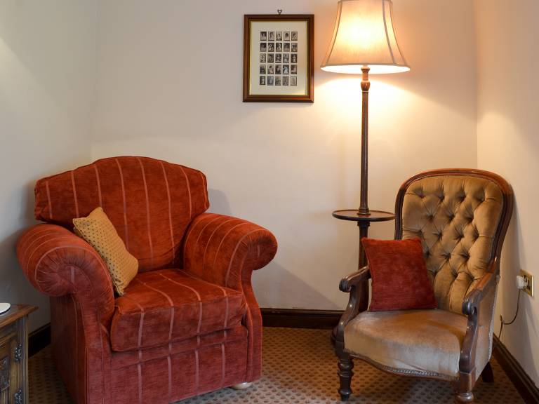 Cottage with BBQ & yard — photo 4