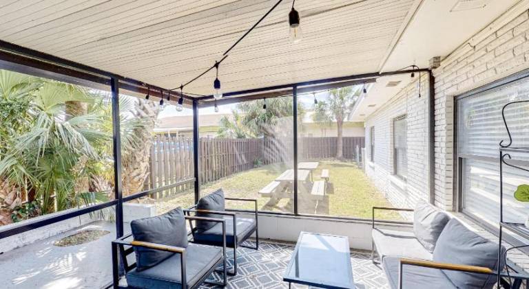 Vacation home with barbeque & yard — photo 4