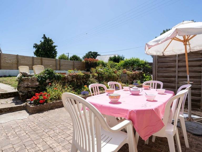 Villa with garden — photo 2