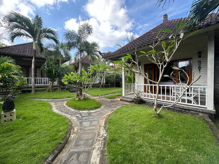 Bungalow with terrace, garden & pool in Ceningan Island