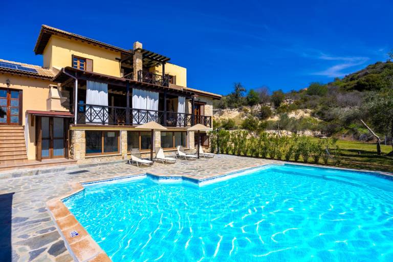 Villa Peristerona