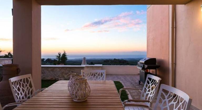 Villa with pool — photo 4