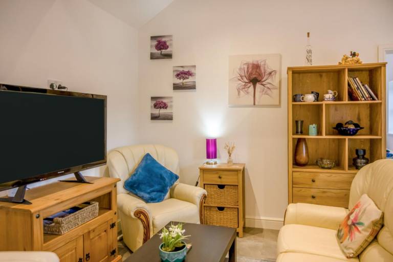 Cottage with garden — photo 3