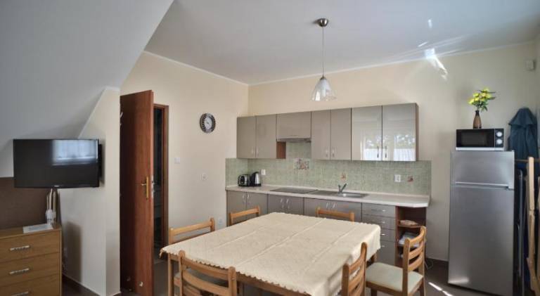 Holiday apartment with BBQ, yard & patio — photo 3