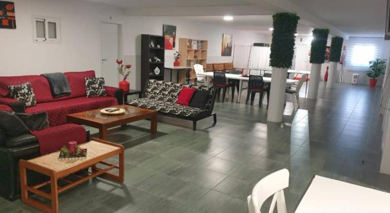 Holiday apartment with pool, barbecue & patio — photo 4